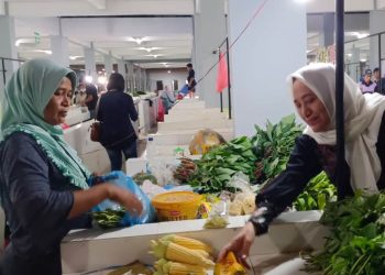 Bupati Bojonegoro Anna Mu'awanah berbelanja di salah satu stand pedagang di Pasar Wisata.