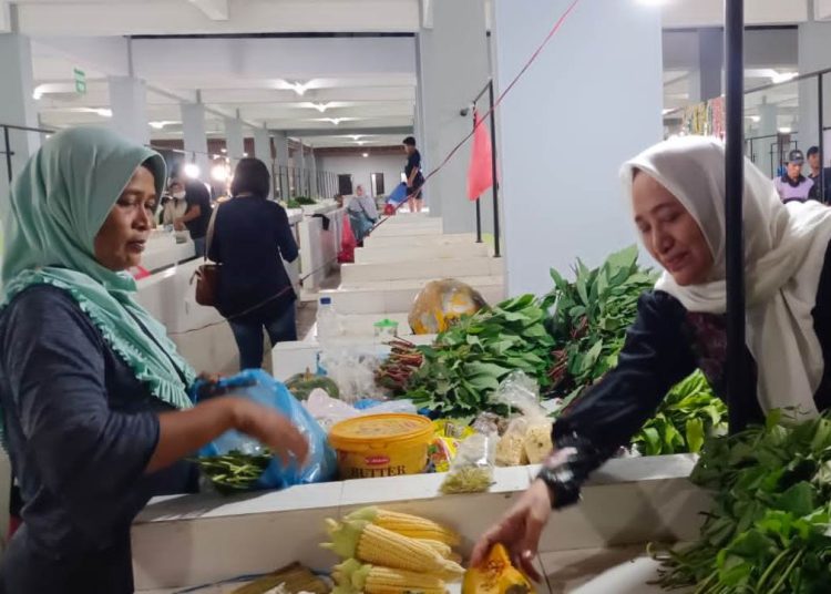 Bupati Bojonegoro Anna Mu'awanah berbelanja di salah satu stand pedagang di Pasar Wisata.