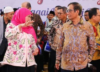Menkopolhukam Mahfud MD bersama Gubernur Jawa Timur Khofifah Indar Parawansa dalam Dialog Kebangsaan 'Pancasila Sebagai Ideologi Pemersatu Bangsa'.
