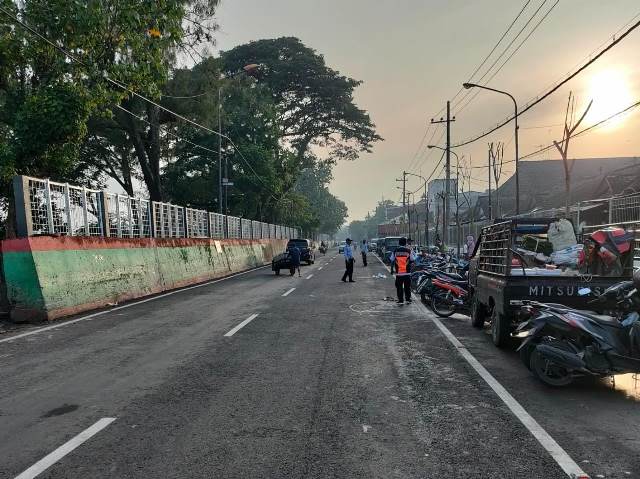 Pemberlakuan arus lalu lintas dua arah di Jalan KH Mansyur.