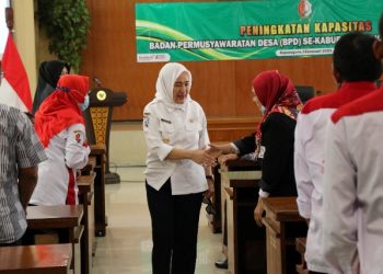Bupati Bojonegoro Anna Mu’awanah menyapa dan menyalami peserta peningkatan kapasitas Badan Permusyawaratan Desa.