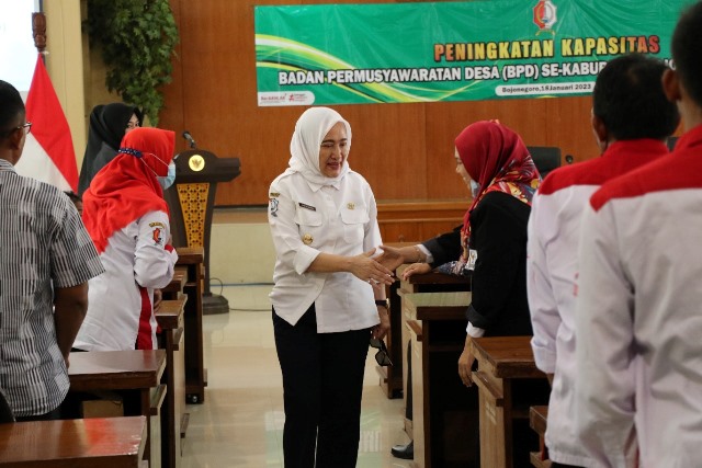 Bupati Bojonegoro Anna Mu’awanah menyapa dan menyalami peserta peningkatan kapasitas Badan Permusyawaratan Desa.