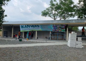 Para pedagang ikan hias menata dan mulai berdagang Pasar Burung Buana Lestari.