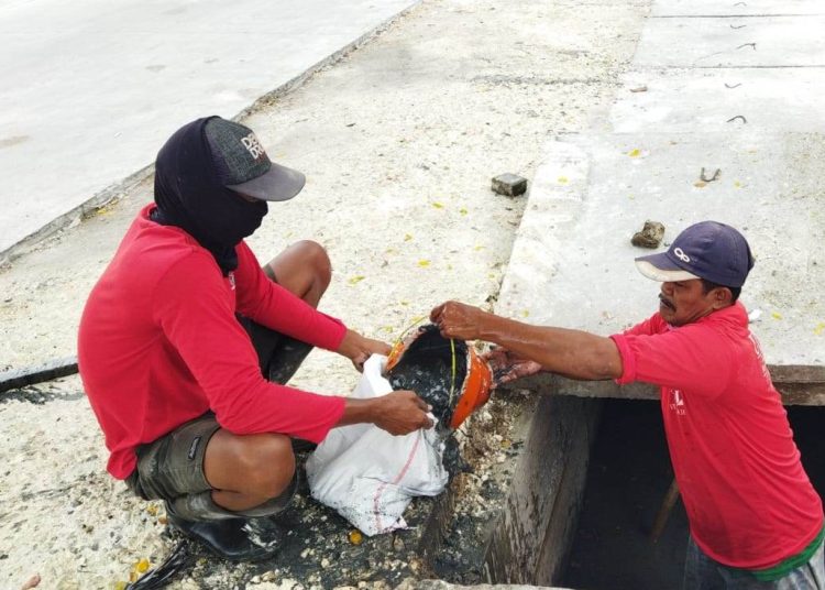 Upaya pemeliharaan u-ditch dan trotoar oleh Dinas Perumahan dan Kawasan Permukiman Cipta Karya Pemkab Bojonegoro.