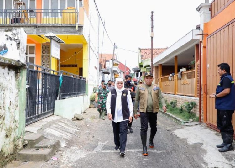 Gubernur Jawa Timur Khofifah Indar Parawansa meninjau daerah terdampak banjir di Sampang.