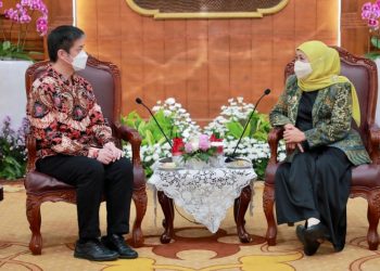 Konsulat Jenderal (Konjen) Republik Rakyat Tiongkok (RRT) Xu Yong bersama Gubernur Jawa Timur Khofifah Indar Parawansa di Gedung Negara Grahadi.