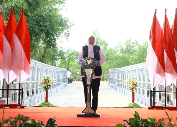 Gubernur Jawa Timur Khofifah Indar Parawansa meresmikan jembatan bailey di Desa Kregenan, Kecamatan Kraksaan, Kabupaten Probolinggo.