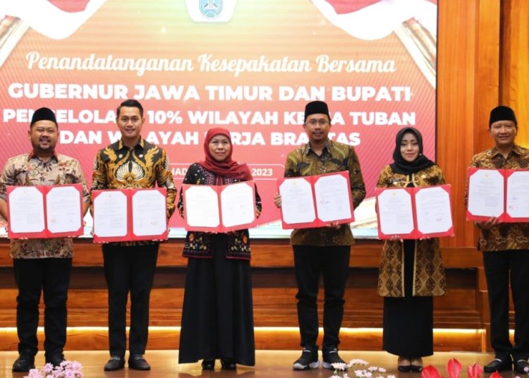 Gubernur Jatim Khofifah Indar Parawansa bersama Bupati Tuban Aditya Halindra Faridzky, Bupati Gresik Fandi Akhmad Yani, Bupati Sidoarjo Ahmad Mudlor Ali, Bupati Mojokerto Ikfina Fahmawati, dan Bupati Pasuruan Irsyad Yusuf, usai penandatanganan kesepakatan bersama terkait pengelolaan Participating Interest (PI) 10 % minyak dan gas bumi (Migas) untuk Wilayah Kerja (WK) Tuban serta WK Brantas.