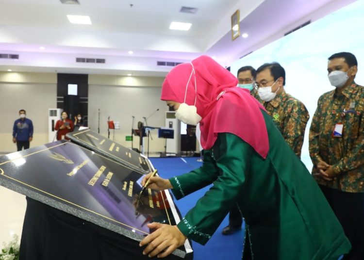 Khofifah juga menandatangani prasasti Neuro Intensive Care Unit (Neu ICU) dan Soetomo Training Center di RSUD dr Soetomo.
