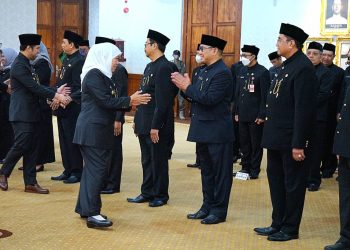 Khofifah Indar Parawansa menyalami para Pejabat Tinggi Pratama yang dilantik.