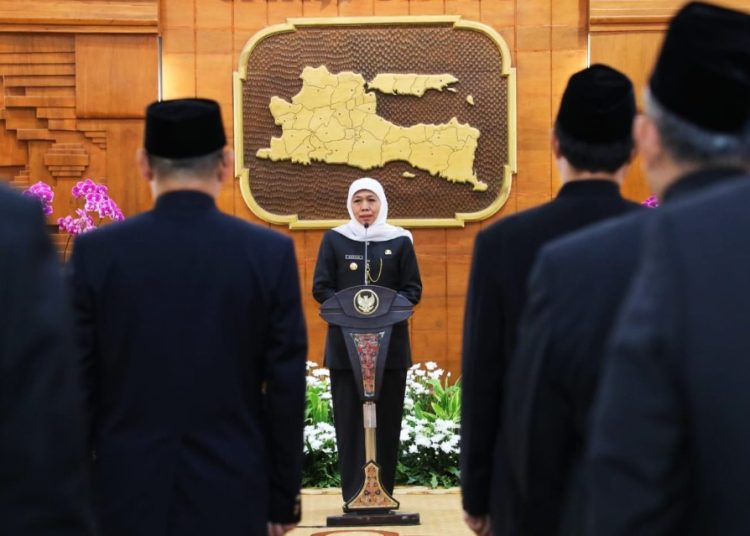 Gubernur Jawa Timur Khofifah Indar Parawansa memberikan sambutan dalam pelantikan 11 Pejabat Tinggi Pratama (Eselon II) serta mengukuhkan Kepala Badan Riset dan Inovasi Daerah (Brida) di gedung Negara Grahadi Surabaya.
