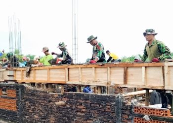 Koramil 04/Sugihwaras, Kodim 0813 Bojonegoro melaksanakan karya bakti bersama masyarakat di Desa Panemon, Kecamatan Sugihwaras, Bojonegoro.