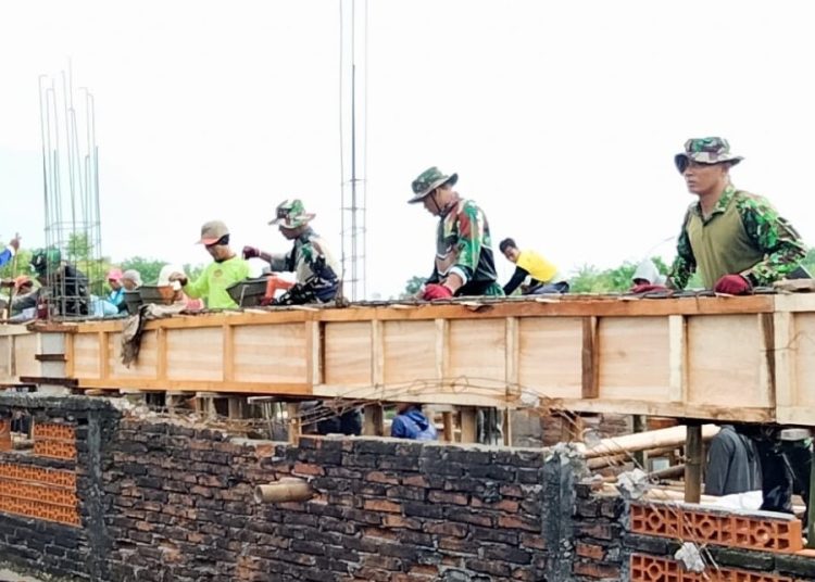 Koramil 04/Sugihwaras, Kodim 0813 Bojonegoro melaksanakan karya bakti bersama masyarakat di Desa Panemon, Kecamatan Sugihwaras, Bojonegoro.
