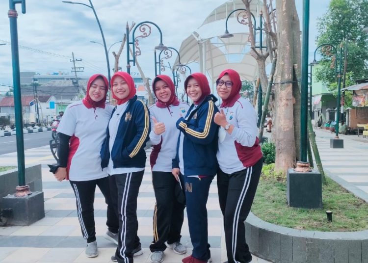 Warga berswafoto di Thamrin Park, ikon baru di Kabupaten Bojonegoro.