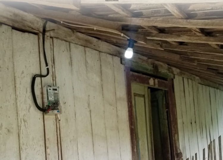 Salah satu rumah warga yang mendapatkan sambungan listrik gratis dari Pemkab Bojonegoro.