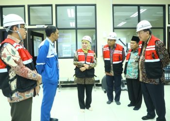 Gubernur Jawa Timur Khofifah Indar Parawansa melakukan kunjungan ke pabrik pupuk PUSRI Palembang.