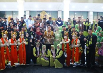 Gubernur Jawa Timur Khofifah Indar Parawansa di sela pengukuhan Paguyuban Masyarakat Jatim Provinsi Sumatera Selatan.