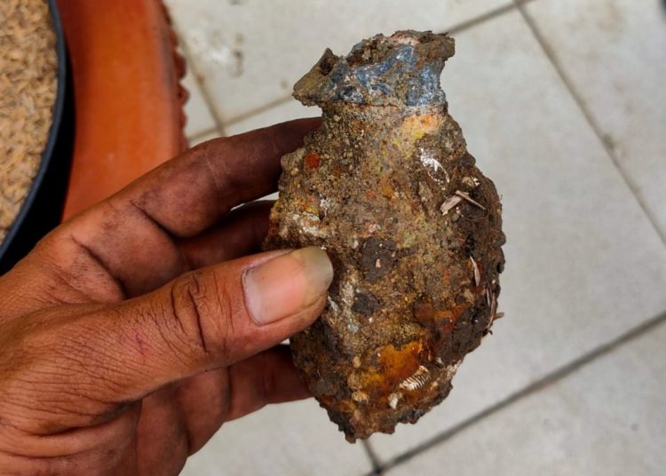 Bahan peledak jenis granat yang ditemukan di area Taman Surya sisi timur air mancur Balai Kota Surabaya.