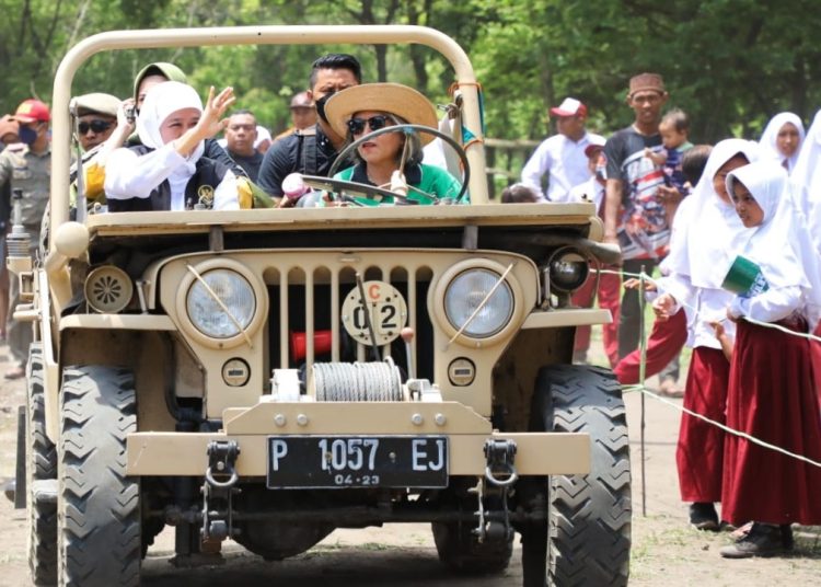 Gubernur Jawa Timur Khofifah Indar Parawansa dalam peresmian Jalan Dusun Sidomulyo-Dusun Merak, Desa Sidomulyo-Desa Sumberwaru, Kecamatan Banyuputih, Kabupaten Situbondo.