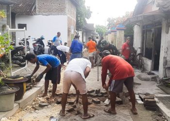 Kerja bakti pembongkaran paving jalan di Dusun Kauman, Desa/Kecamatan Sumberrejo, Bojonegoro.