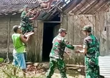 Babinsa Posramil 16/Sekar, Kodim 0813 Bojonegoro, bersama warga bergotong-royong memperbaiki atap rumah milik salah satu warga yang terkena angin kencang.