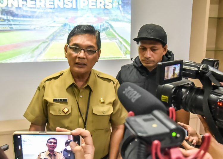 Kepala Bidang (Kabid) Olahraga Disbudporapar Kota Surabaya, Trio Wahyu Bowo dan Manajer Fans Relation Persebaya Surabaya, Alex Tualeka.