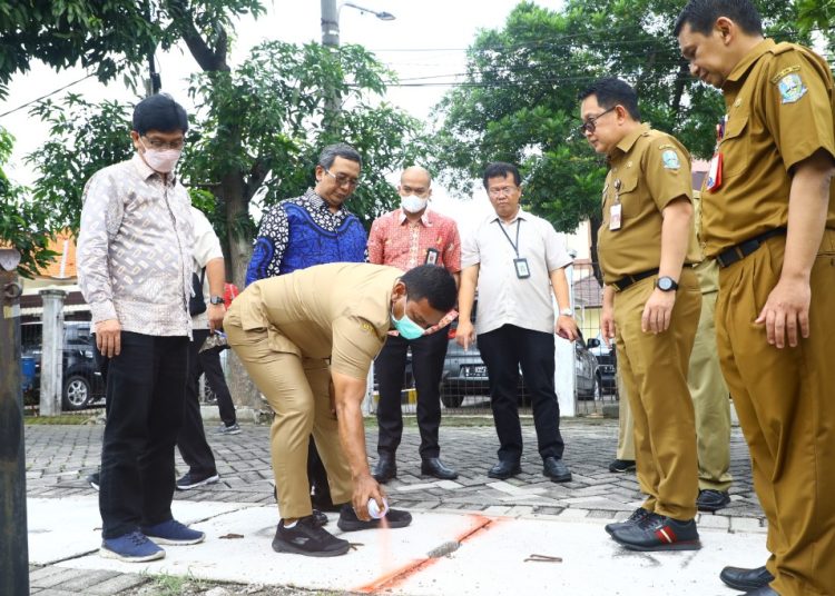 Sekdaprov Jatim Adhy Karyono bersama Direktorat Jenderal Pelayanan Kesehatan Kemenkes RI, Dr. Azhar Jaya dan Plt Kepala Pusat Krisis Kesehatan Kementerian Kesehatan RI Dr. Sumarjaya di kantor Dinas Kesehatan Jatim.
