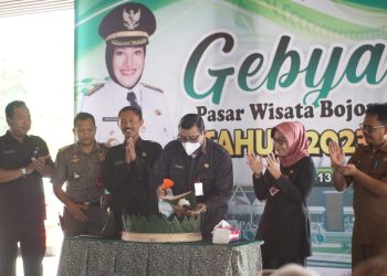 Pemotongan tumpeng dalam "Gebyar Pasar Wisata" di Bojonegoro.