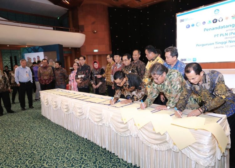 Penandatanganan naskah Memorandum of Understanding (MoU) dengan PT PLN (Persero) di Auditorium Gedung Utama PT PLN di Jakarta.