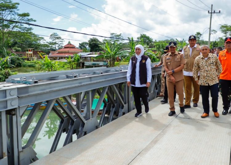 Gubernur Jawa Timur Khofifah Indar Parawansa meninjau Jembatan Kembang, Kabupaten Pacitan.