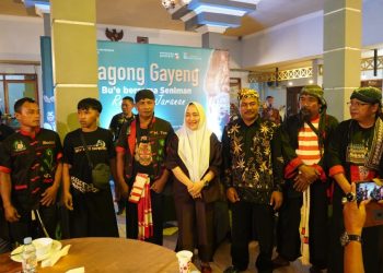 Bupati Bojonegoro Anna Mu'awanah bersama para seniman reog di Pendopo Dinas Kebudayaan dan Pariwisata.