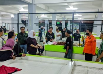 Bupati Bojonegoro Anna Mu'awanah tilik dan berdialog dengan pedagang di Pasar Wisata.