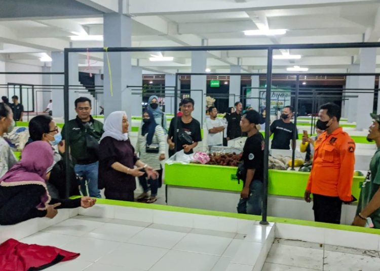 Bupati Bojonegoro Anna Mu'awanah tilik dan berdialog dengan pedagang di Pasar Wisata.