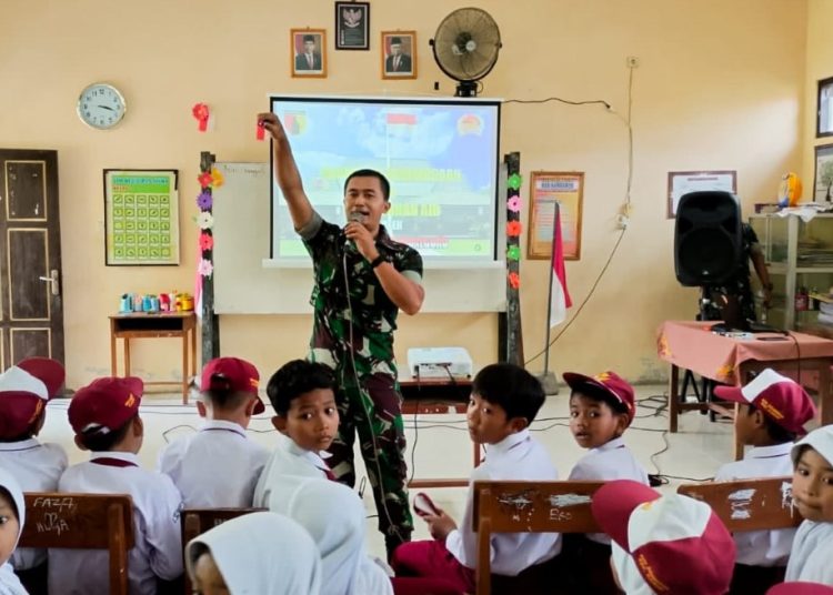 Pemberian materi wawasan kebangsaan bagi para pelajar SD Negeri Samberan, Kecamatan Kanor oleh Kodim Bojonegoro.