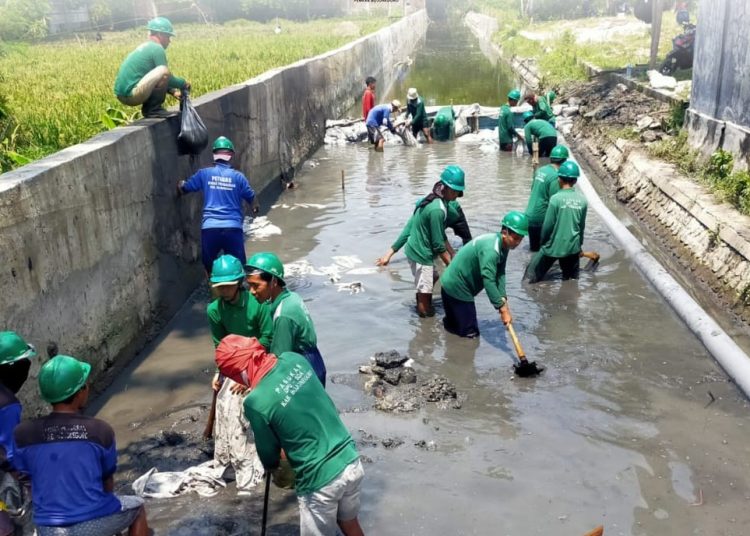 Petugas kebersihan diterjunkan setiap hari untuk membersihkan saluran air di wilayah Kabupaten Bojonegoro.