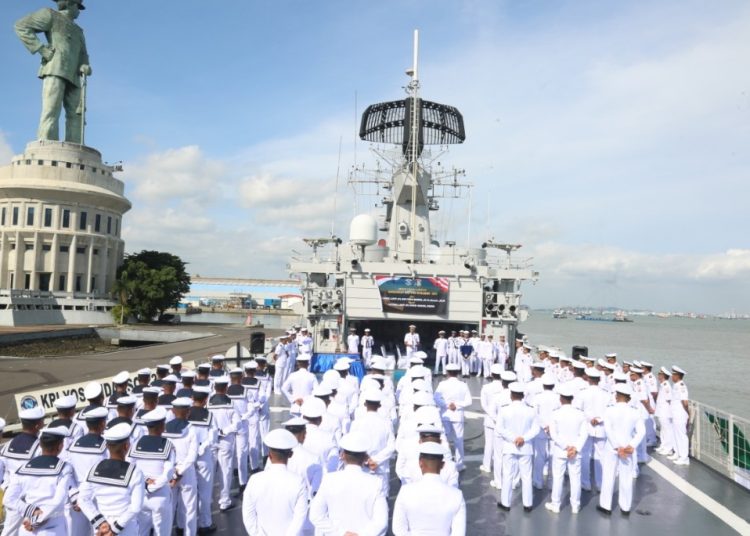 Upacara serah terima jabatan komandan KRI Yos Sudarso-353 di geladak RBU KRI YOS-353, yang bersandar di Dermaga Madura Koarmada II, Ujung Surabaya