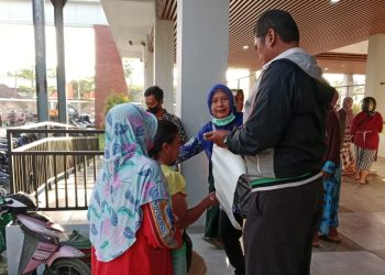 Pembagian voucher gratis kepada pengunjung di Pasar Wisata.