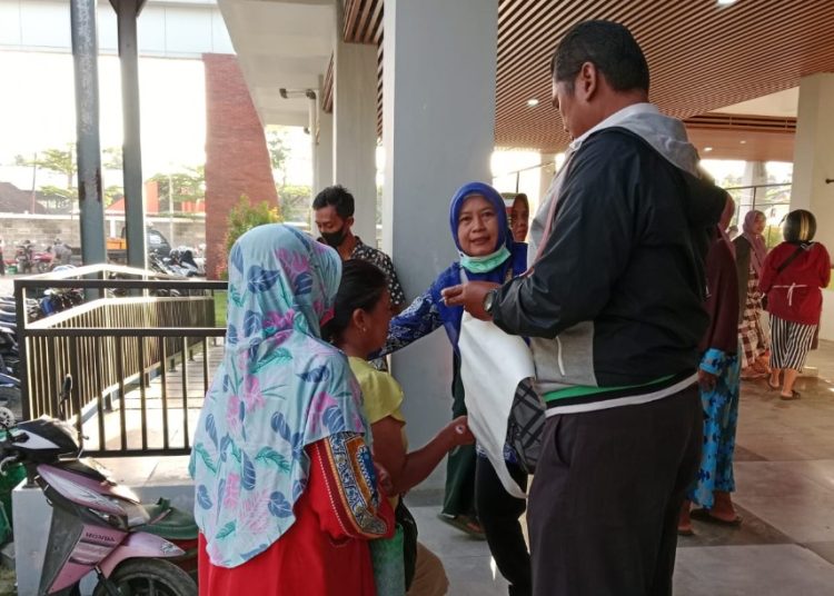 Pembagian voucher gratis kepada pengunjung di Pasar Wisata.