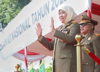 Gubernur Jatim Khofifah Indar Parawansa menjadi inspektur upacara dalam peringatan bulan Keselamatan dan Kesehatan Kerja (K3) Nasional Tahun 2023 di lapangan Prapat Kurung Jalan Perak Timur, Surabaya.