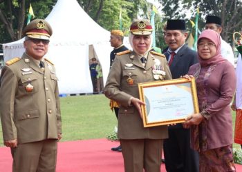 Gubernur Jatim Khofifah Indar Parawansa menyerahkan penghargaan kepada Pemkot Surabaya yang dinilai memberikan perhatian Keselamatan dan Kesehatan Kerja (K3).