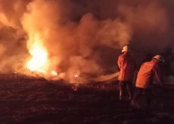 Salah satu upaya pemadaman kebakaran yang dilakukan tim dari Dinas Pemadam Kebakaran dan Penyelamatan (DPKP) Kota Surabaya.