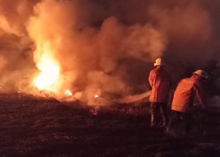 Salah satu upaya pemadaman kebakaran yang dilakukan tim dari Dinas Pemadam Kebakaran dan Penyelamatan (DPKP) Kota Surabaya.