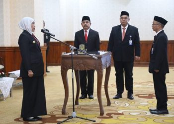 Gubernur Jatim Khofifah Indar Parawansa melantik Abul Chair sebagai kepala BPKP Jatim di gedung Grahadi.