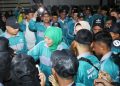 Gubernur Jawa Timur Khofifah Indar Parawansa dalam pelepasan kontingen atlet dan official PW NU Jawa Timur yang akan berlaga di ajang Pekan Olahraga Seni (Porseni) Nahdlatul Ulama 2023.