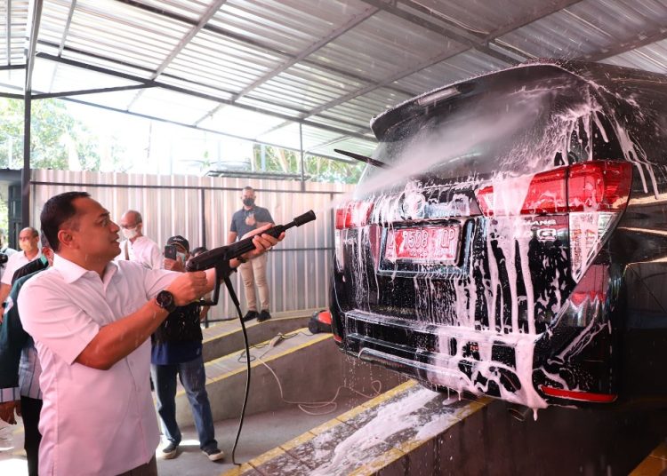 Wali Kota Surabaya Eri Cahyadi mencuci mobil di salah satu lokasi yang menjadi program padat karya.