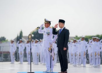 Wakil Gubernur Jawa Timur Emil Elestianto Dardak dalam upacara tabur bunga Hari Dharma Samudera 2023 di KRI Soeharso 990 di Dermaga Madura.
