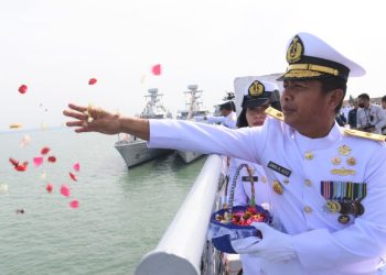 Tabur bunga yang dilaksanakan di geladak Heli KRI dr Soeharso-990 yang sedang sandar di Dermaga Ujung, Surabaya.