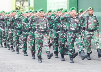 Latihan Peraturan Baris-Berbaris (PBB) dan defile pasukan di lapangan markas Kodim Bojonegoro.