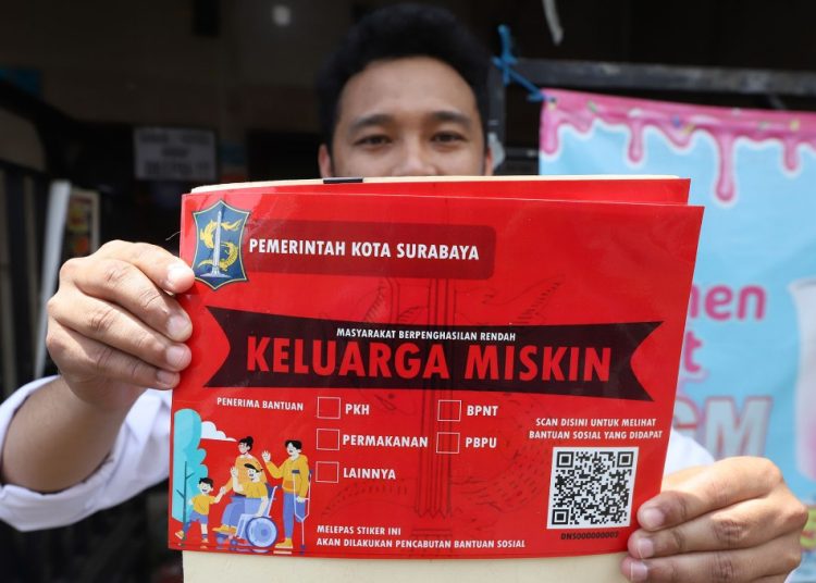 Stiker keluarga miskin yang kini penempelannya di rumah warga masih terus dilaksanakan.