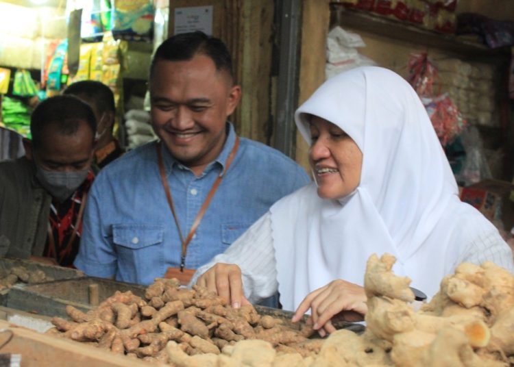 Wakil Ketua DPRD Surabaya Reni Astuti didampingi Direktur Utama PD Pasar Surya di Pasar Pabean.